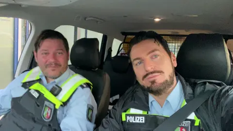 Heute 17 Uhr im RTL -  Der neue Blaulichtreport 🤟🎥 👮🏻‍♂️  Habt Spaß und seid dabei 🙏  #polizei#police#serie#fernsehen #paulrichter#steohansindera#tv #cops#daily#soap#realitytv #colonia#köln#chrissavaj#song #georgemichael#OnTour#einsatz #havingfun#kiss#funny#fun