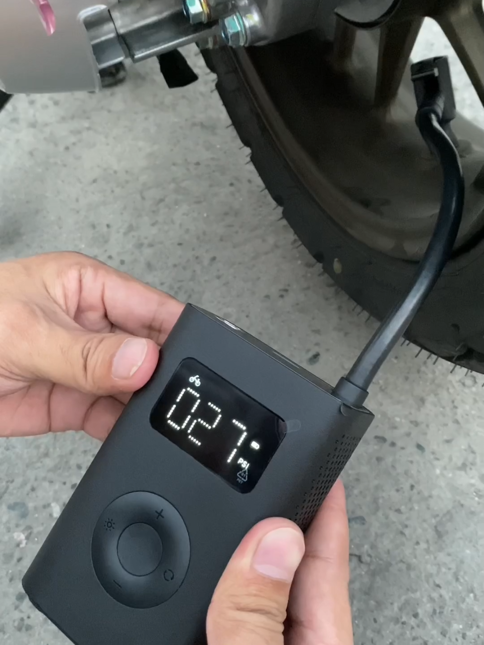 Ambilis din! #xiaomi #airpump #tireinflator #version2s #flattire #motorcycletire #tirepump #cartire 