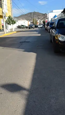 🔴CONTINÚAN LOS CATEOS Y EL ASEGURAMIENTO DE PERSONAS EN COMITÁN. El dia de hoy en un amplio operativo encabezado por la Fiscalía General del Estado (FGE), en conjunto con el grupo Pakal y el Ejército Mexicano, se realizaron diversos cateos en distintos puntos de Comitán, logrando aseguramientos y detenciones que serán informadas oficialmente en las próximas horas.  Las acciones iniciaron durante la madrugada y, hasta esta mañana, los trabajos de seguridad continuaban en la ciudad.  Autoridades han solicitado a la población tomar precauciones y utilizar rutas alternas debido al cierre de algunas calles como parte del despliegue operativo.