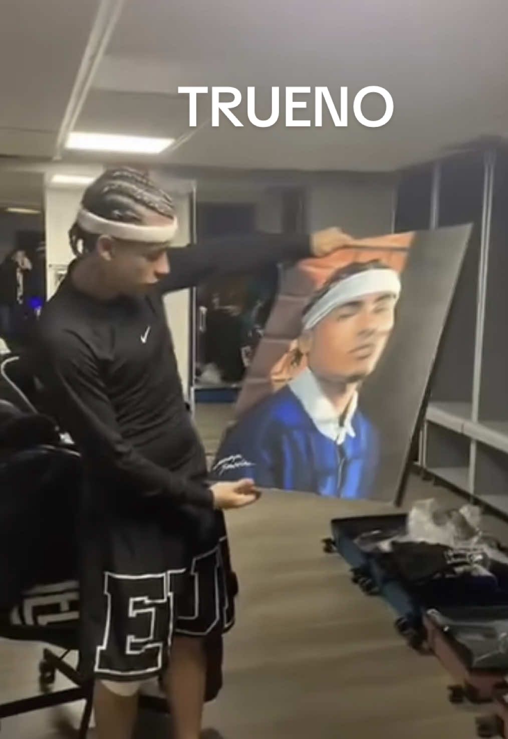 Proceso del cuadro de @Trueno en su concierto en Madrid💙 #pintandouncuadro #chicapintando #cuadro #pintandouncuadroenelconcierto #movistararena #madrid #artistasdetiktok #arte #trueno #pintandouncuadroenlafiladelconcierto #pintandouncuadroenlacoladelconcierto #concierto @Movistar Arena España 