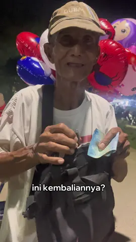 ini judulnya berbagi di malam takbir menjelang lebaran🥹 #sedekahseru #bagibagi #rejekitakpernahtertukar #bagibagiuang #perjuanganayah #berbagiituindah #masyaallahtabarakkallah #CapCut 