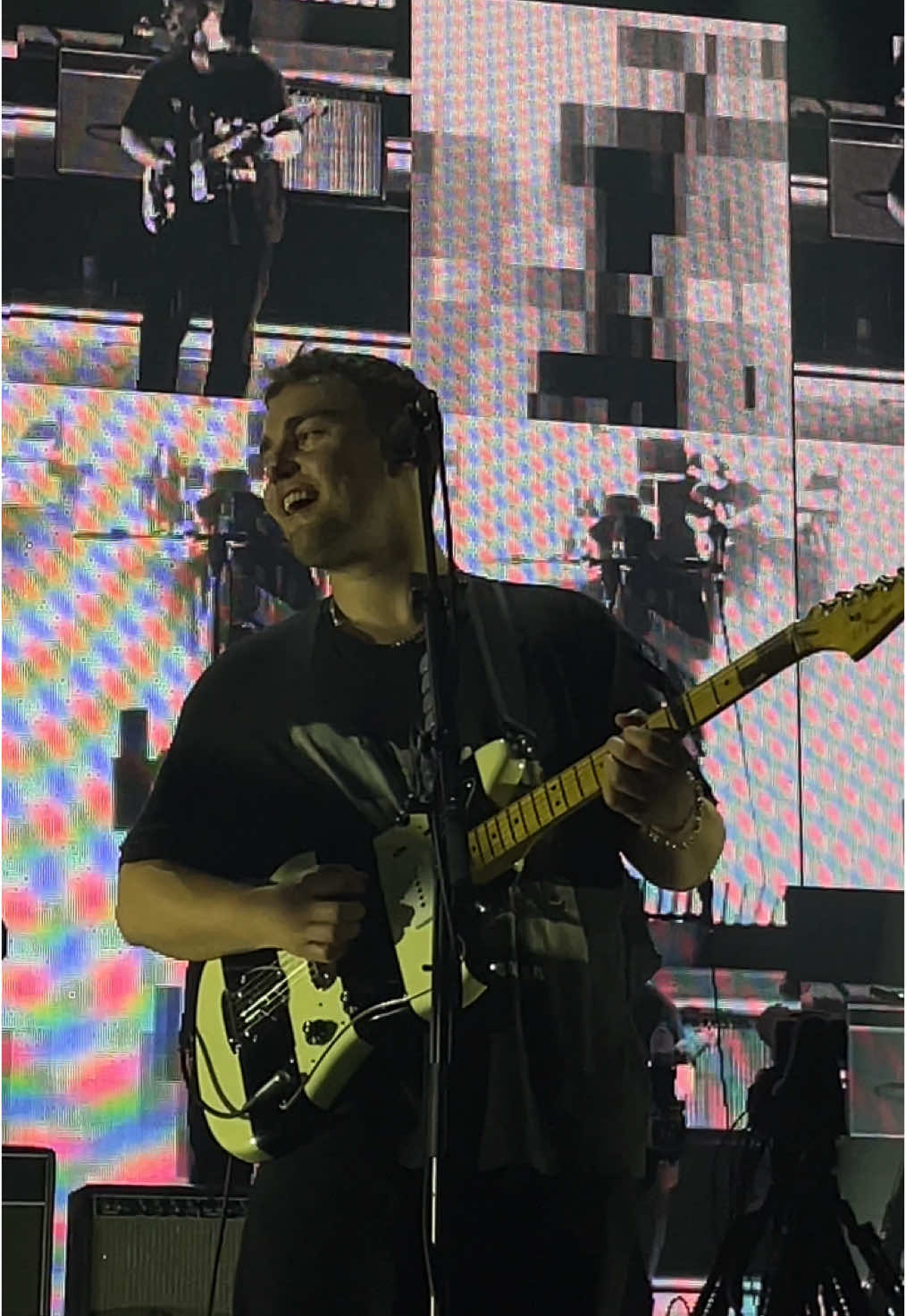 i was far too scared to hit him but i would hit him in a heartbeat now!!!! #samfender #seventeengoingunder @Sam Fender 