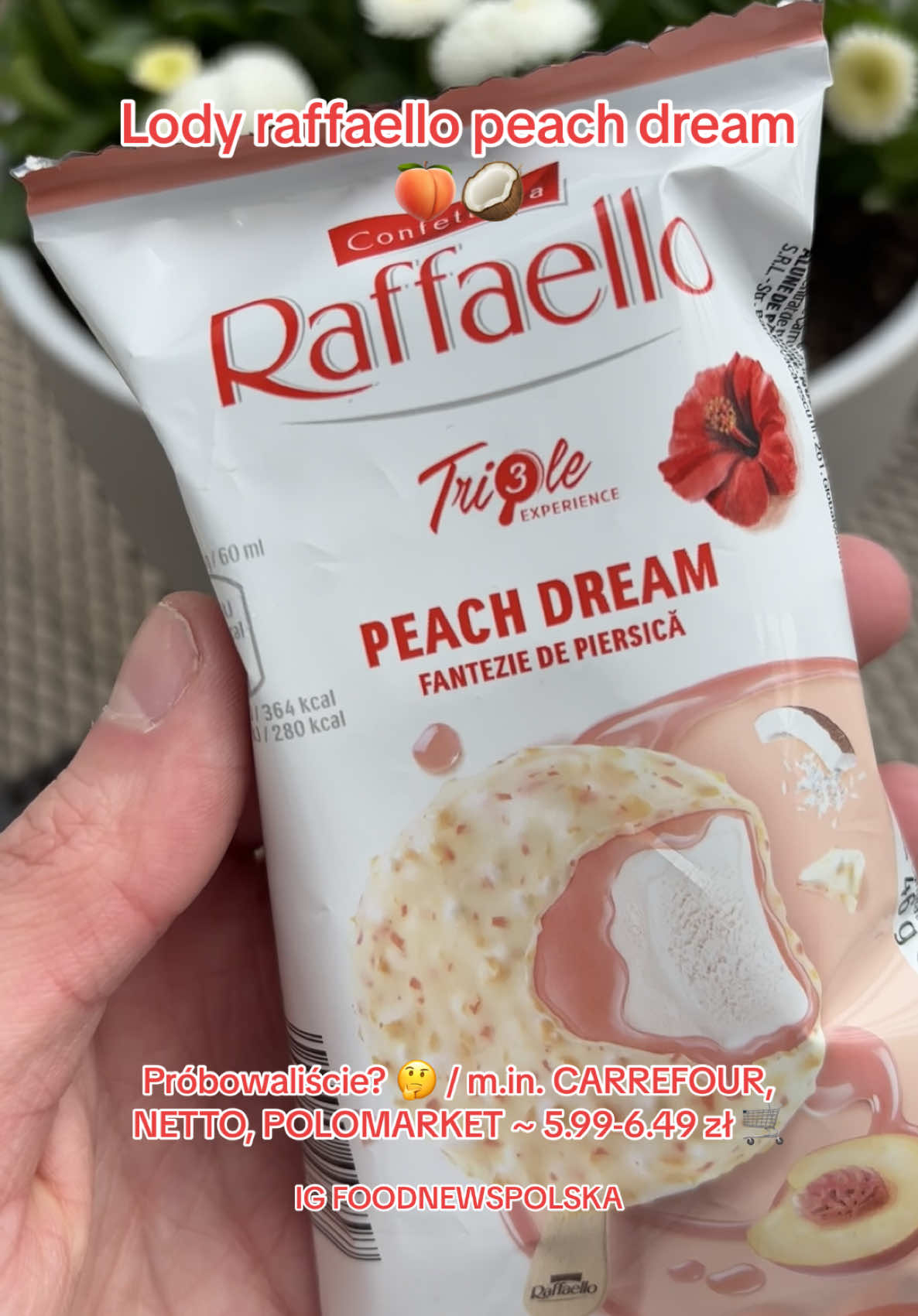 Co powiecie na raffaello w lodowej wersji? 🥥 Wpadajcie na ig foodnewspolska 🍑 #nowość #deser #foodnews #lody #raffaello #raffaelloicecream #pyszności #kokos #brzoskwinia 