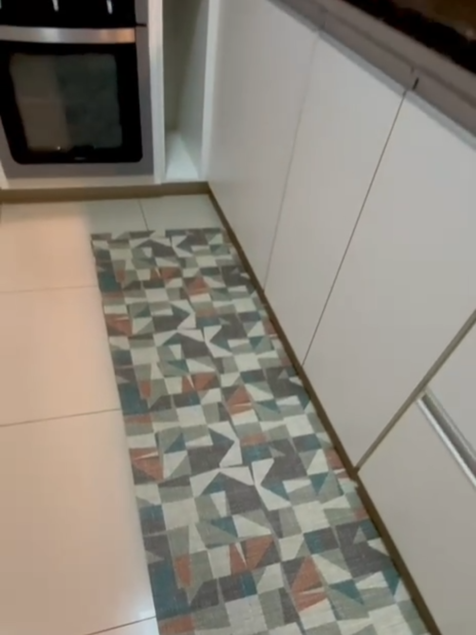 Chegaram as Passadeiras Super Splash! Elas estão revolucionando o mercado com seu design moderno, cheio de charme e praticidade. São super atrativas e oferecem alta absorção de água, mantendo seus ambientes secos e aconchegantes. Além disso, as Passadeiras Super Splash são antimofo e antibacterianas, garantindo mais higiene e durabilidade. Não perca essa oportunidade! Adquira já a sua Passadeira Super Splash e transforme sua casa com estilo e funcionalidade. #PassadeirasSuperSplash #Passadeiras #Tapetes #Cozinha #Antibacteria #Decoração #EStilo #Kapazi