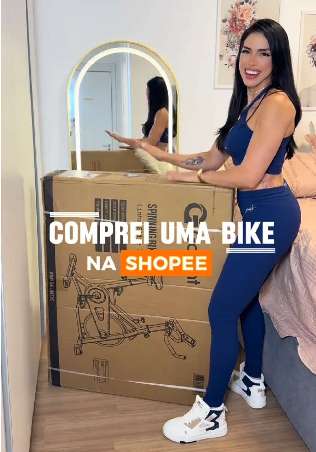 Encontrei a bike dos sonhos na Shopee 🧡 Ela é uma bike spinning com roda de inércia de 8kg, vem com monitor que conta calorias, velocidade, batimentos cardíacos, além de ter rodinhas que facilitam o manuseio pela casa. Possui uma estrutura ergonômica, é muito confortável e estável, além de ser linda né?! Amiga, é se eu consegui montar sozinha você também consegue!!! 👊🏻 Agora vou poder fazer cardio em casa em qualquer cômodo, sala, quarto, varanda etc. AMEIIIII DEMAIS! 🥹 Se você quer o LINK é só pedir nos comentários 🫶🏻
