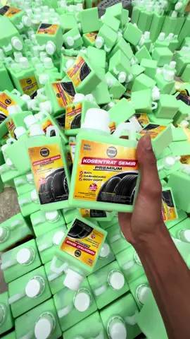 Penghitam ban dan dasbor mobil #penghitamdashboard #konsentratsemir #mudiklebaran #mudik #perawatankendaraan #penghitamkendaraan 