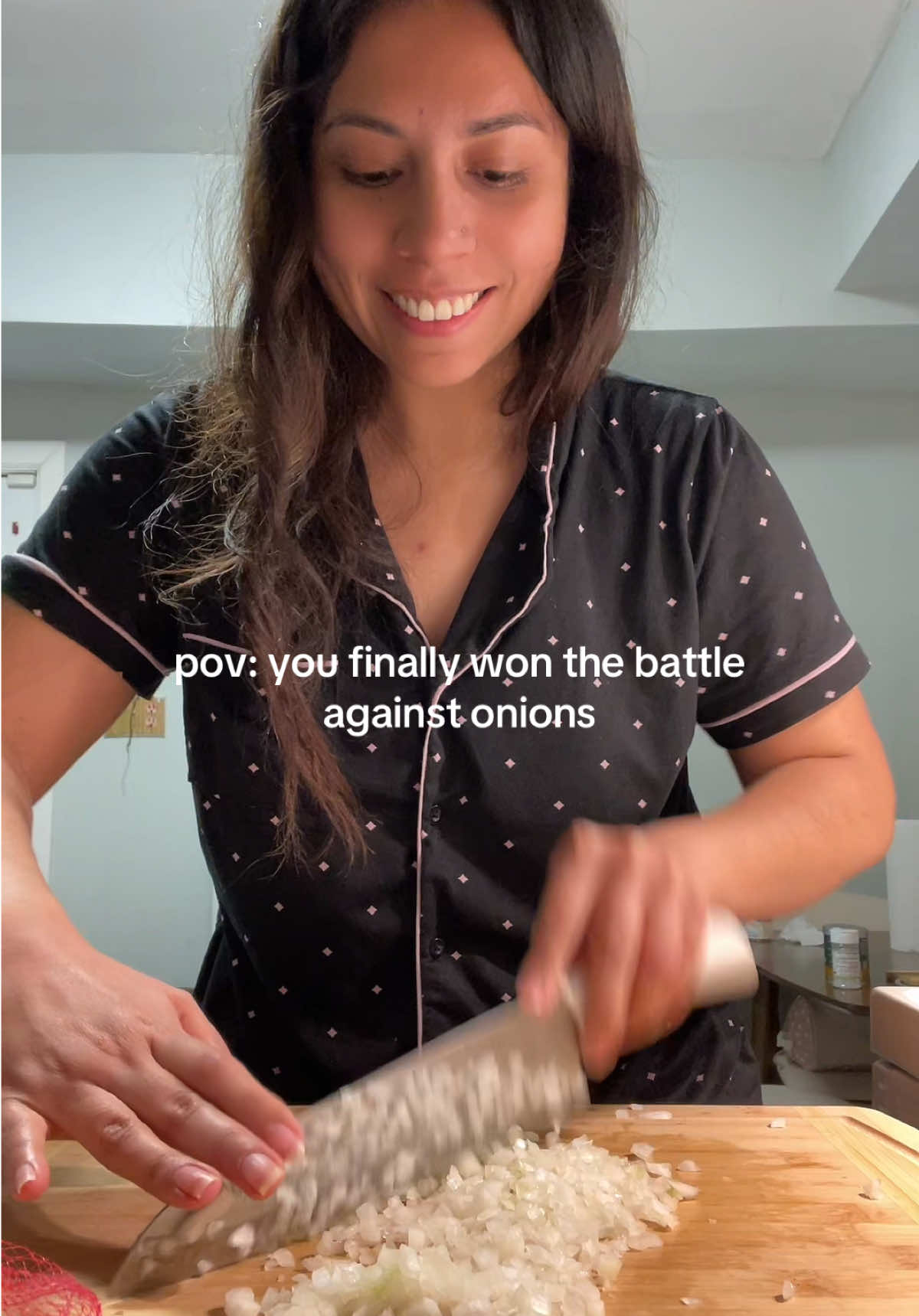 My mom taught me this hack and it’s a game changer! Just soak the onion in water for at least an hour before chopping. Thank me later ✨👩🏽‍🍳  . . #onionhack #choppingboard #onions #cookinghack #cookingskills 