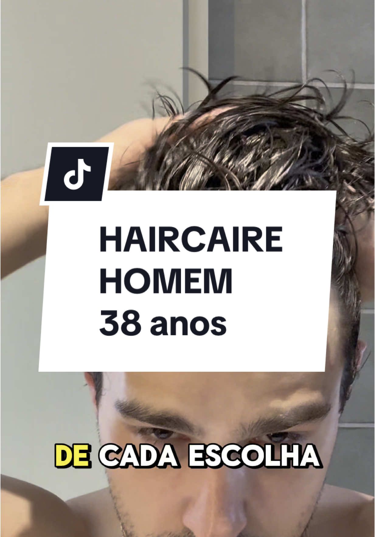 Tenho 38 anos, sou homem e dermatologista e cuido do meu cabelo desde jovem. Esse é meu ritual pós-banho para manter o fio saudável, com forma natural e sem frizz: 💆‍♂️ Blowout Cream da Joico – nutrição leve, reduz o tempo de secagem e fortalece o fio com queratina e óleo de rosa mosqueta. 🛡️ Dream Blowout da Joico – proteção térmica intensa, até 232 °C, controla o frizz e protege da umidade. 💨 Secador com jato frio e ar potente – protege o fio do calor excessivo e mantém o brilho. 🔄 Secagem do occipital para frente – distribui melhor o volume e evita achatamento da nuca. 🌊 Finalizo com o Pflege & Halt da Nivea – gel creme com pantenol que reduz volume nas laterais sem endurecer. Produtos simples, mas com escolha técnica. @Joico Hair Care @joicobrasil @NIVEA @niveabrr  #cuidadoscomocabelo #dermatologista #cabelomasculino #joico #nivea #cabelosaudavel #rotinacapilar #haircaremen #HairCareTips #cabeloondulado #stylingmasculino #protetortermico