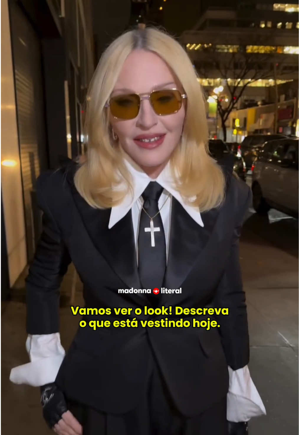 Madonna foi a mais nova entrevistada pelo @thepeoplegallery_ e, como sempre, esbanjou autenticidade e estilo E MUITA BELEZA. Durante a conversa, a rainha do pop falou sobre seu look do dia, que incluía peças de grifes como Willie Chavarria, Bally, Chanel e Dior, além de acessórios vintage de sua coleção pessoal. Questionada sobre moda, ela não hesitou em aconselhar: “Ouse ser diferente.” Madonna também revelou sua comida favorita e contou que está ouvindo ultimamente. Confira a tradução completa! #madonna #fyy #fyp 