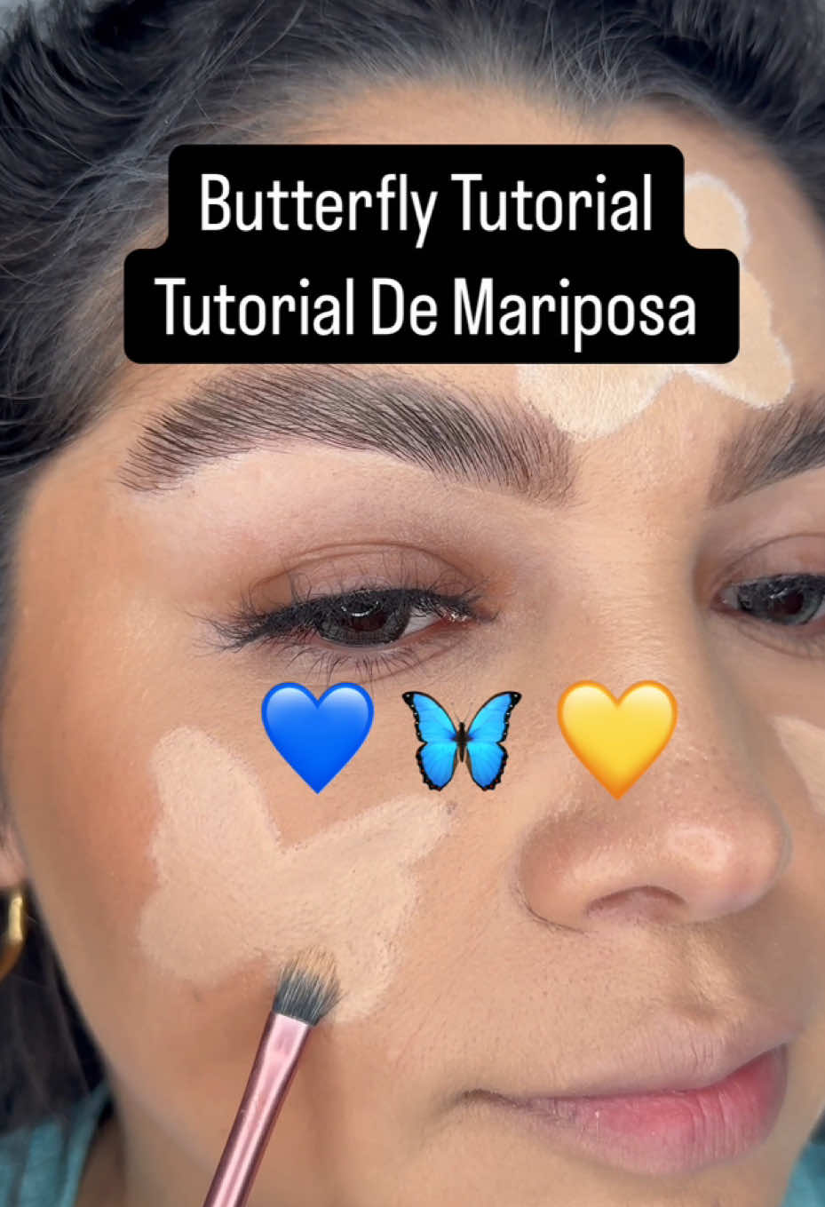 “Traer las mariposas a la vida! 🦋✨ mira cómo creé paso a paso el California Dogface & Morpho Mariposa! 💛💙 Productos Usados: @Anastasia Beverly Hills #anastasiabeverlyhills brow freeze,dipbrow pomade in medium brown and clear brow gel #dipbrow #abhbrows @Morphe Cosmetics James Charles palette  @SHEGLAM @sheglam_official #sheglam Rick and Morty palette  #sheglamxrickandmorty #sheglamcollection  @Beauty Bakerie Makeup sour ya doin palette  @Dodolashes #dodolashes in D360, use “melibeautyy” for discount @J.Cat Beauty #jcatbeauty color scope palettes in bright pastel and deep @TTDeye Colored Contact Lens @ttdeyeofficial #ttdeye contacts in snowfall black, use code meli22 for 20% off 🔥 #contacts  @milkmakeup #milkmakeup hydro grip primer  @elfcosmetics #elfcosmetics camo cc cream in light 240 w #eyeslipsface #elfingamazing  @essence cosmetics #essencecosmetics #essencemakeup super precise eyeliner  @Frankie Rose Cosmetics #frankierosecosmetics #frankierose concealer in c102 fresh, (Code/Codigo MELI15) 💰  @Fenty Beauty #fentybeauty stunna lip paint in uncuffed @Huda Beauty @hudabeautyshop @Huda #hudabeauty powder in pound cake @LYS Beauty #lys bronzer stick no limits harmony   #fyp #foryoupage #patiiiiiiiiiiiiiiiiiiiiiiiiiiiiiiiiiiii #maquillaje #maquillajetutorial #maquilladora #ViralMakeup #TrendingMakeup #TikTokMakeup   #ExplorePage  #ButterflyFacePaint #ButterflyArt #CaliforniaDogface #MorphoButterfly #ButterflyEffect #NatureInspiredBeauty #MakeupTutorial #FacePaint #ButterflyMakeup #CreativeMakeup #MakeupArt #MUA #MakeupInspo #MakeupTransformation #creastorsearchinsights #creatorassistant #ai #aiviral #tiktok #lowviews 