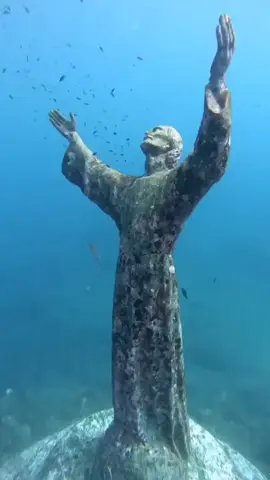 Christ of the Abyss, Florida In the early '50s, Italian artist Guido Galletti created a bronze statue of Jesus, called Christ of the Abyss, for the Italian Riviera. This 9-foot-tall piece became famous and inspired two replicas.  One sits in 25 feet of water near Key Largo, Florida, thanks to a donation from Italian diver Egidio Cressi. It's a hit for divers and snorkelers due to the clear waters near the Dry Rocks reef and America’s first underwater park, John Pennekamp Coral Reef State Park.  #ChristOfTheAbyss #KeyLargo #FloridaKeys #UnderwaterStatue #JohnPennekampPark #DiveFlorida #SnorkelParadise #UnderwaterArt #BronzeJesus #DryRocksReef #ScubaAdventure #OceanMonument #MarineSanctuary #HistoricDiveSite #ChristOfTheDeep 