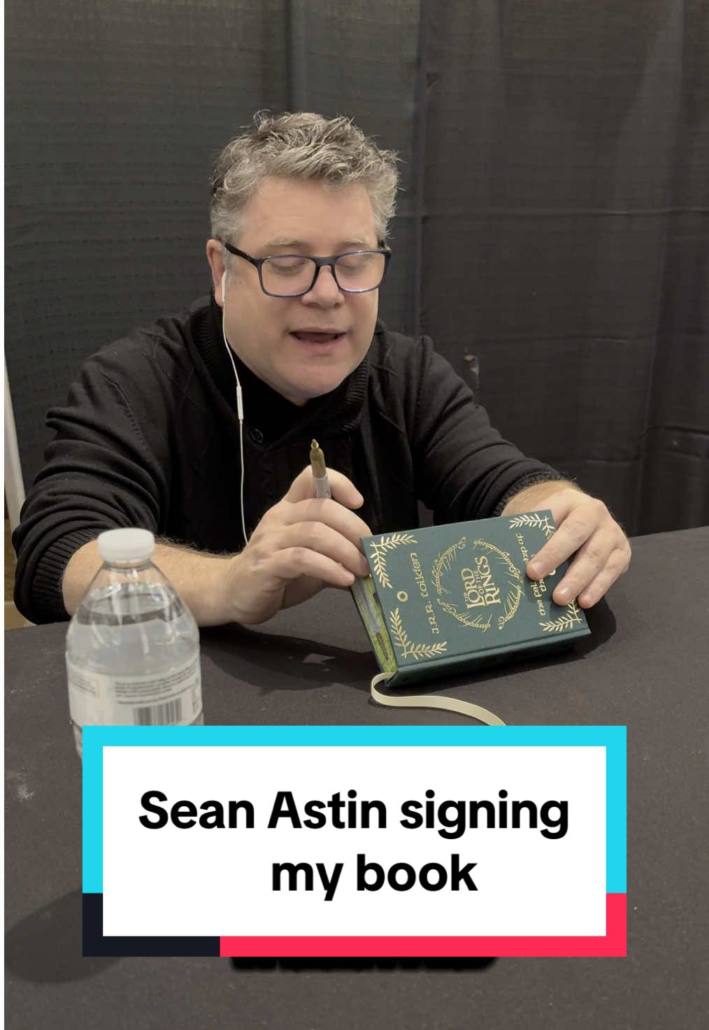 Here is Sean Astin’s reaction to my hand painted and rebound copy of the fellowship of the ring and him signing it! Such a pleasure to meet my childhood heroes 💚 #lotr #lotrtok #seanastin #abqcomiccon #samwisegamgee #BookTok #rebound #foryoupage #handpainted #lordoftherings 