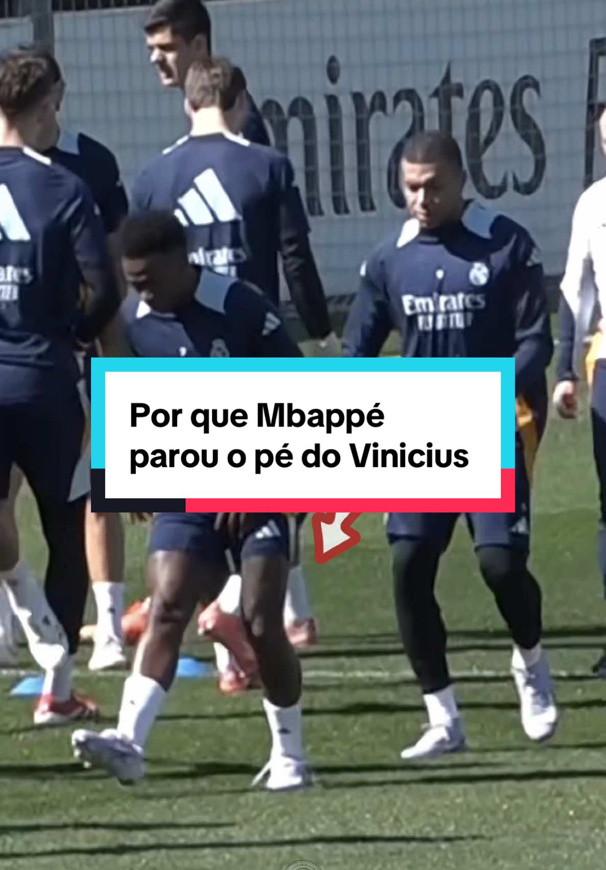 Por que Mbappé parou o pé do Vinicius?#mbappe #vinicius #futebol #futebolbrasileiro #CapCut 