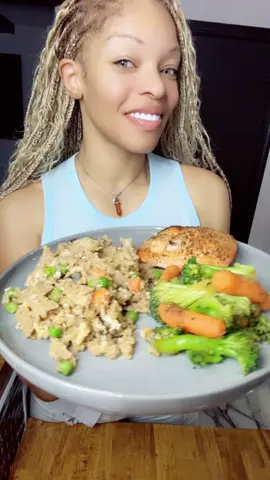 Lobster🦞Fried Rice🍚: 4 cups Jasmine rice , cooked and chilled  2-3 6 ounce lobster tails , Cut the lobster meat into 1-inch pieces 3 eggs(i used 4) ½ cup frozen peas and carrots, thawed 2 garlic cloves, finely minced 1 teaspoon lemon juice , optional 1 small onion, finely diced 2 scallions, finely chopped 2 tablespoons butter 5 tablespoons low sodium soy sauce , or to taste 2 tablespoons sesame oil 2 tablespoons hoisin sauce 2 teaspoons garlic powder  Yum Yum Sauce😋: 1 Cup Mayonnaise 2 Tablespoons Ketchup 1 Tablespoon Granulated Sugar 1/2 Tablespoon Paprika 2 teaspoons Rice Vinegar or apple cider vinegar  2 teaspoons Garlic Powder 1-4 Tablespoons Water as needed
