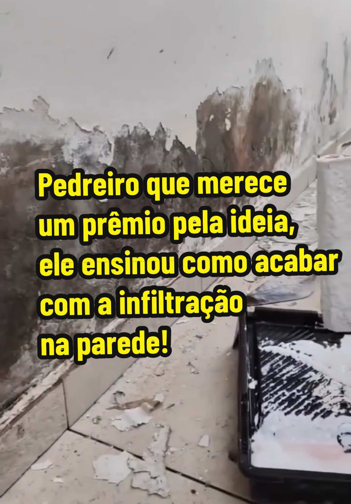 Pedreiro que merece um prêmio pela ideia, ele ensinou como acabar com a infiltração na parede usando uma simples dica!!   #videoviral #receitasedicasdochefe #dicasdecasa #foryoupage #infiltracao 