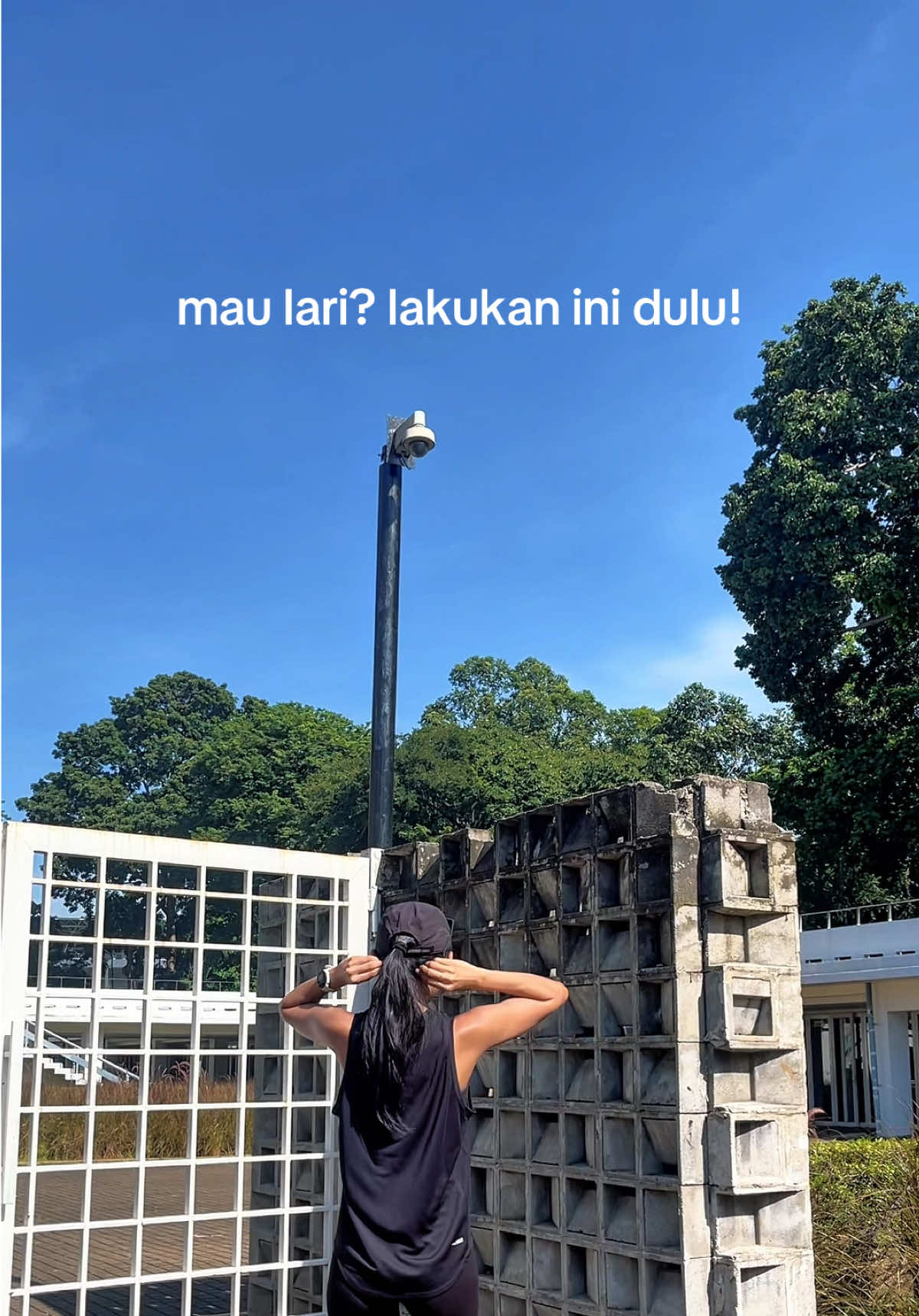 Mau lari? Lakukan ini dulu! 🏃🏻‍♀️🔥 Jangan asal lari! Pemanasan ini bikin badan lebih siap dan lari lebih enak. Jangan lupa cobain sebelum lari! . #pemanasanlari #tipslari #sebelumlari #lari #sehatbugar #workoutroutine #olahraga #runningtips #fyp #cfd #tipslari 