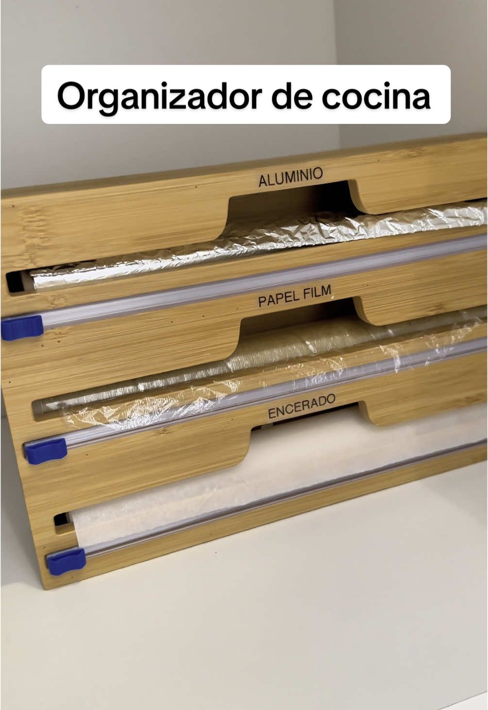 📌 Olvídate de los rollos de papel rodando por toda la cocina  👉 Este organizador de bambú es ideal para un cajón, para colgar en la pared o colocar en un mueble  🤩 Encuéntralo en @tuespacio_home  #organizatuespacio #organizaciondecocina #organizadores #organizando #cocina #cocinaorganizada #organizadorpapelaluminio 