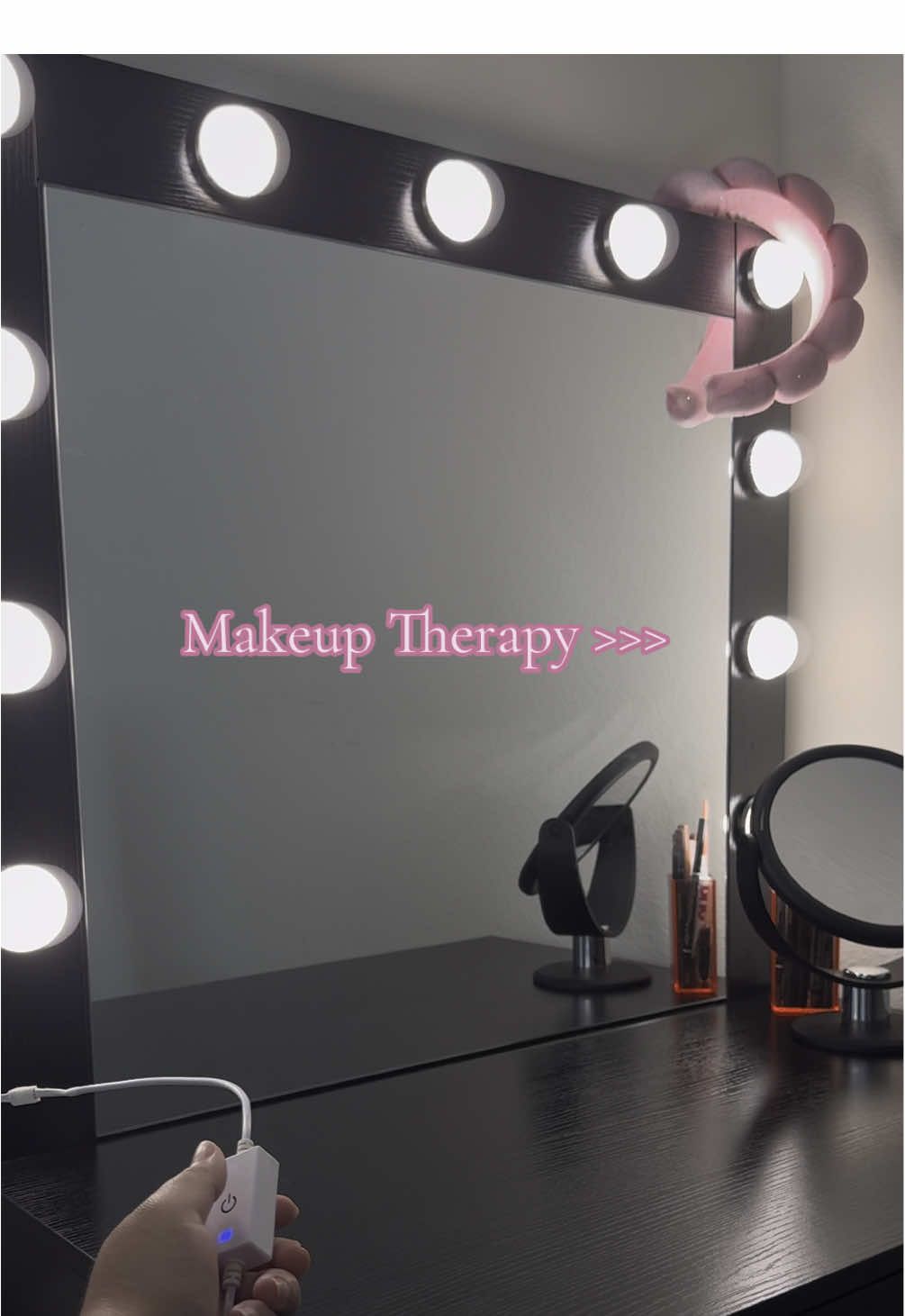 #viral #trending #vanity #vanitymirror #smallvanity #smallvanitydesk #vanitymusthave #vanitymusthaves #vanitydecor #makeupvanity #makeupvanityideas #mirrortowel #grwm #makeupmusthaves #SelfCare #makeuptherapy 
