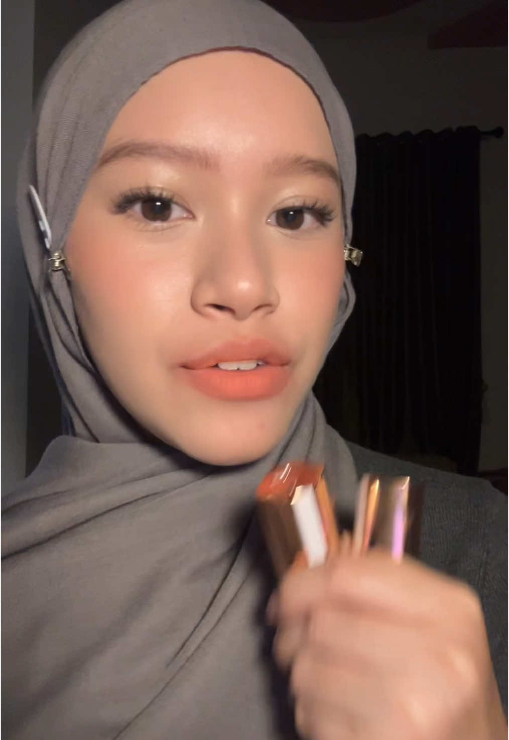 udah gitu ini transferproof jugaakk😀💗#otwoo #otwooid #zotwoo #otwoolipstick #otwooramadan2025 @otwoo.beauty.id 