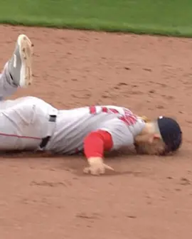 Alex Bregman cayó con la cara al piso después de fildear una pelota 🥴. #usa #misiondeportiva #beisbollatino #grandesligas #lasmayores #beisbolprofesional #alexbregman #boston #redsox #caida #cara #MLB #theshow #baseballhistory #baseballamerica #baseballlegend #tercerabase #latinoamerica #mundoentero #out #safe #ouch 
