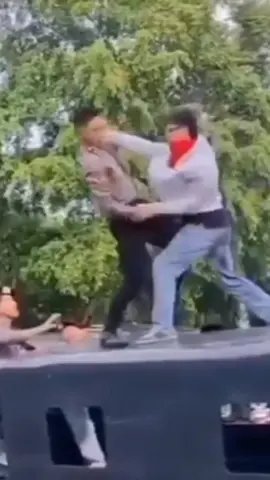 demi di mana-mana mahasiswa selalu menyajikan lagu ini. duel mahasiswa dan polisi di atas mobil polisi cukup menyita perhatian. #bayarbayarbayar  #bayarpolisi #buruhtani #lagudemo #ruutni #ruupolri #tolakruupolri #ruuperampasanaset 