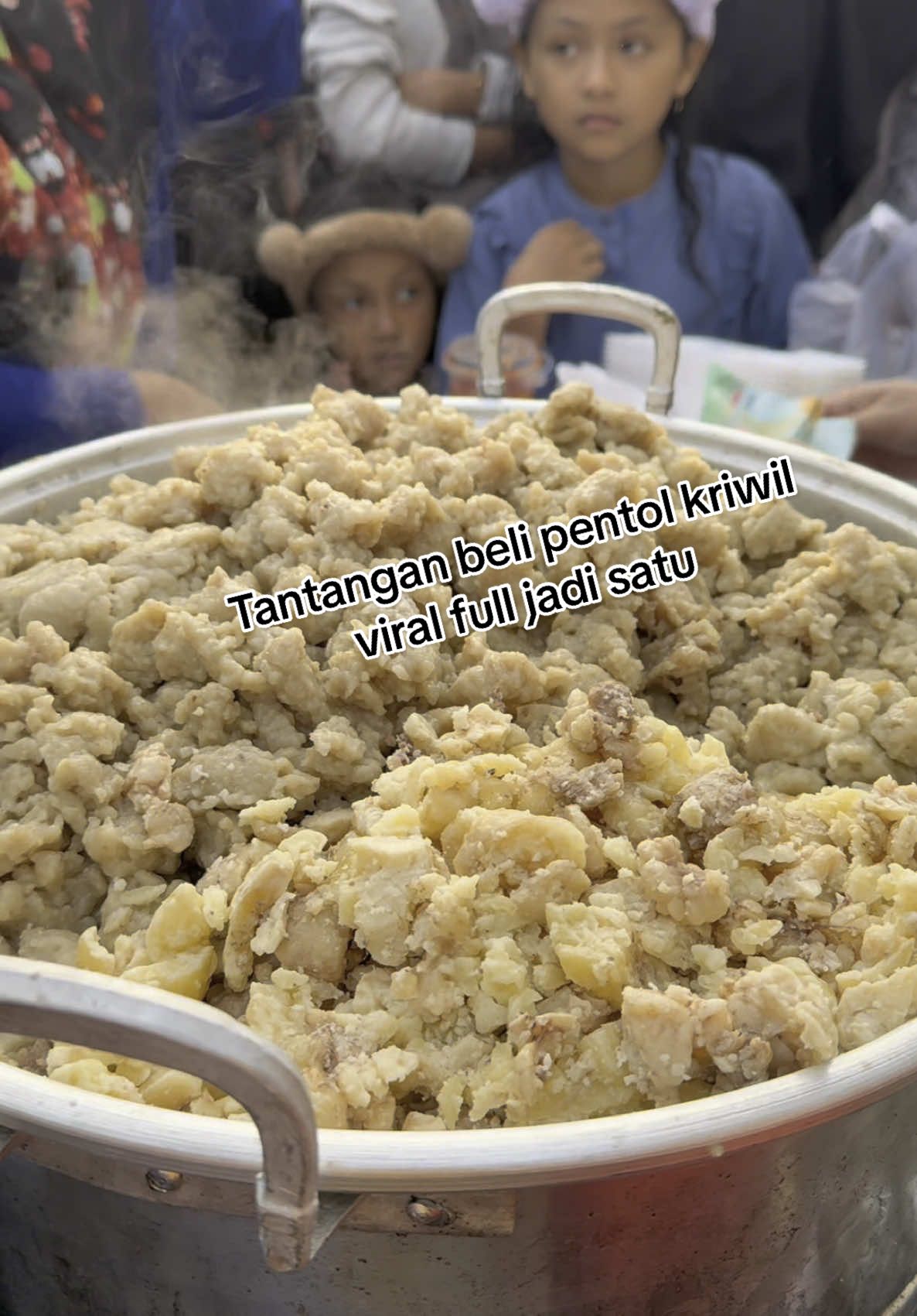 Tantangan beli pentol kriwil viral full jadi satu, pentol kriwil viral, buka : jam 4 sore - 7 malam, harga : 10 ribu/pirsi, lokasi : jln. Nogososro depan isi ulang air minum Biru Tlogosari Semarang#pentol#pentolkriwil#pentolkriwilviral#bakso#baksokriwil#baksojeroan#baksotetelan#baksomercon#baksolava#makananviral#makanankekinian#makananviralkekinian#jajananviral#jajanankekinian#jajananviralkekinian#kulinerviral#kulinerkekinian#kulinerviralkekinian#kulinertiktok#kulinertiktokviral