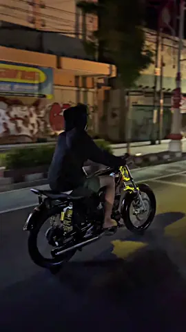 Vibes malam di kota kelahiran😜                                                                                   #fypシ゚ #fypage #kebumen24jam #kebumen #kebumenkeren #kebumenpride #rxkingindonesia #rxking135cc #rxkingbandung #rxspesial115 #rxkingbyangkerok #rxkingbyangkerokstyle #rxspesialbandung 