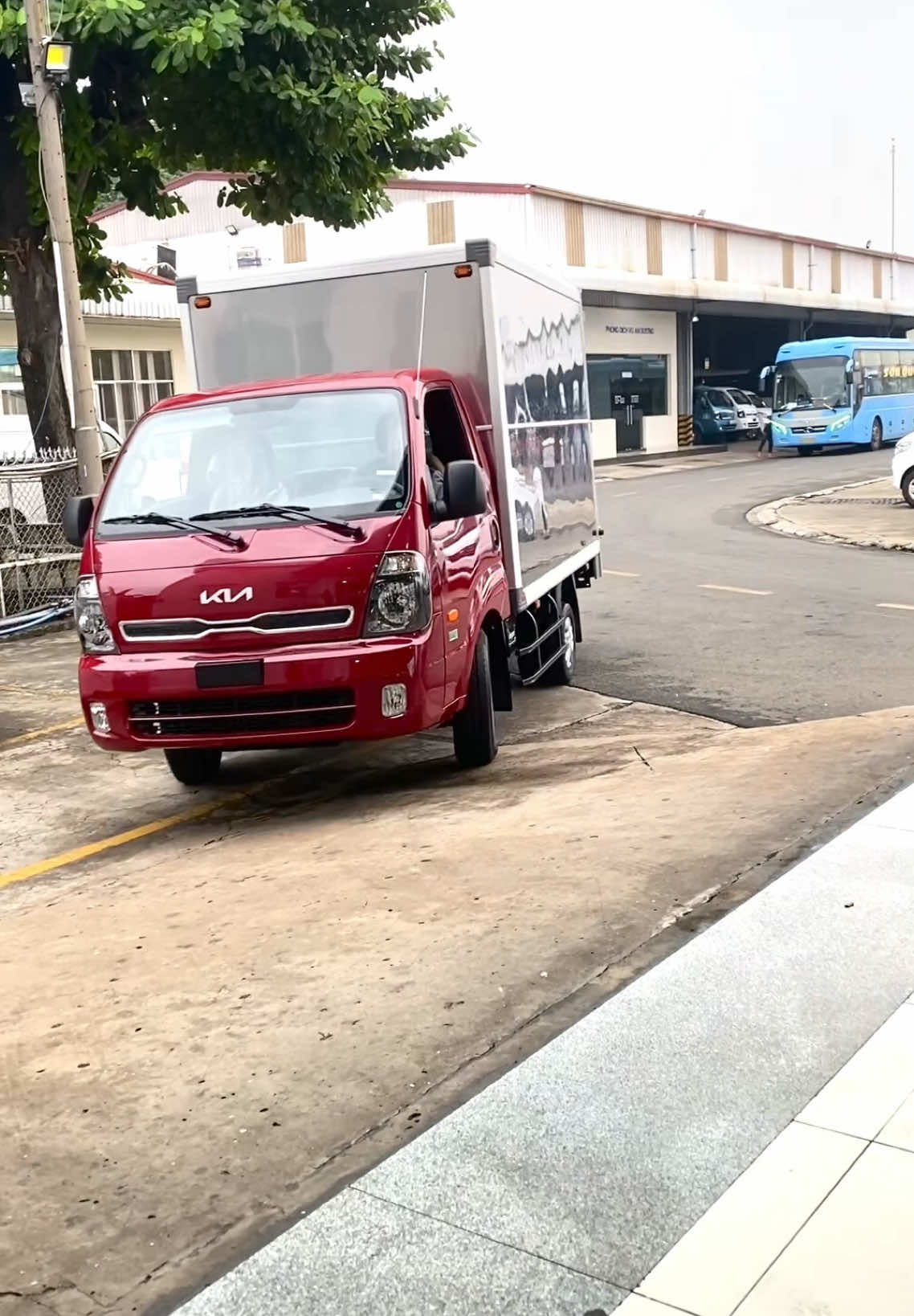 KIA K200 Thùng kín sơn theo màu phong thuỷ cô 8 . Giá chỉ từ 390tr#xetaidep #kia 