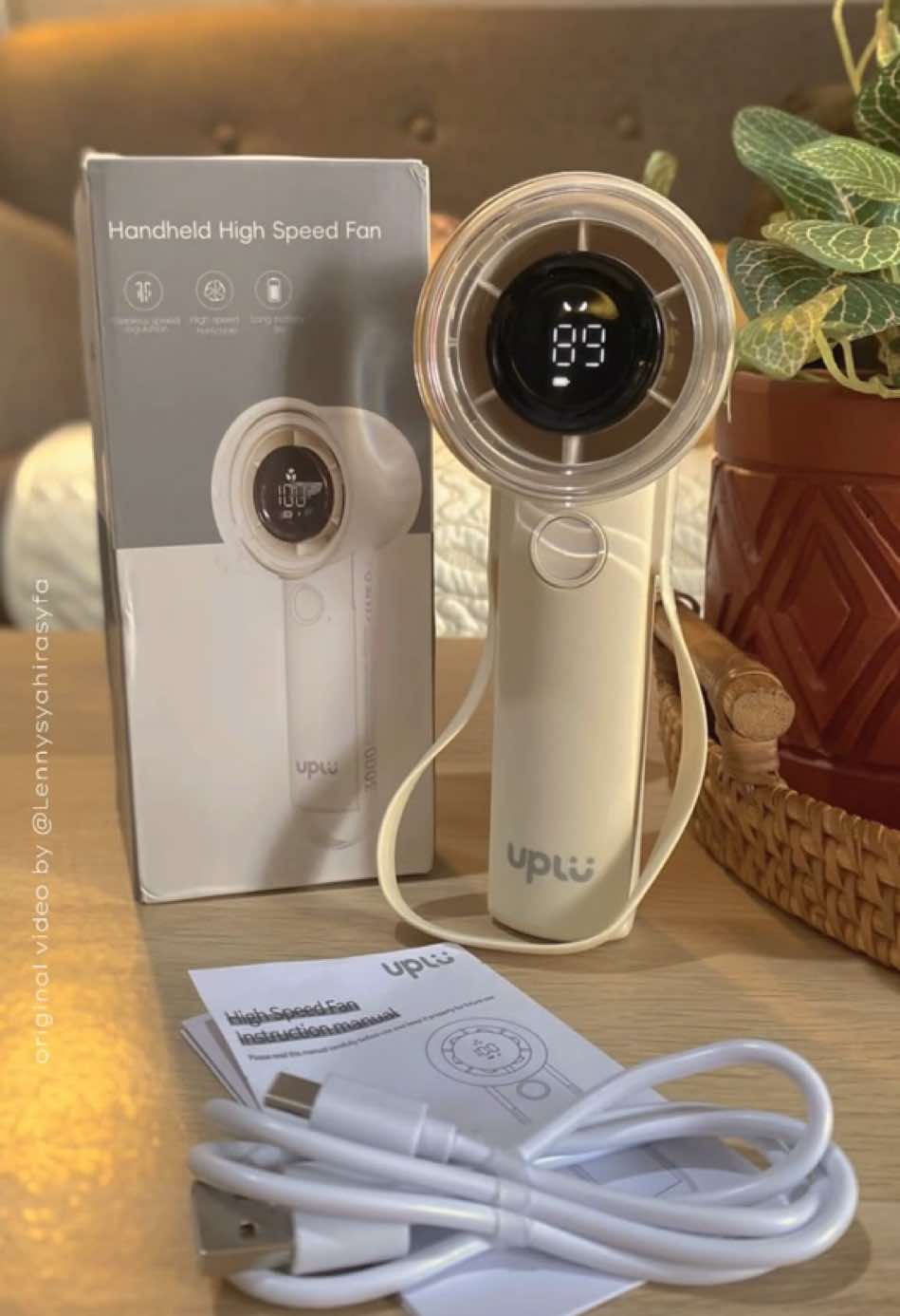 Kipas kecil minimalis tapi cabe rawit, kekuatan angin nya super kenceng banget. bye bye gerah saat mati lampu ataupun perjalanan!! #kipas #kipasangin #kipasanginportable #kipasmini #kipasanginviral #fypdong 