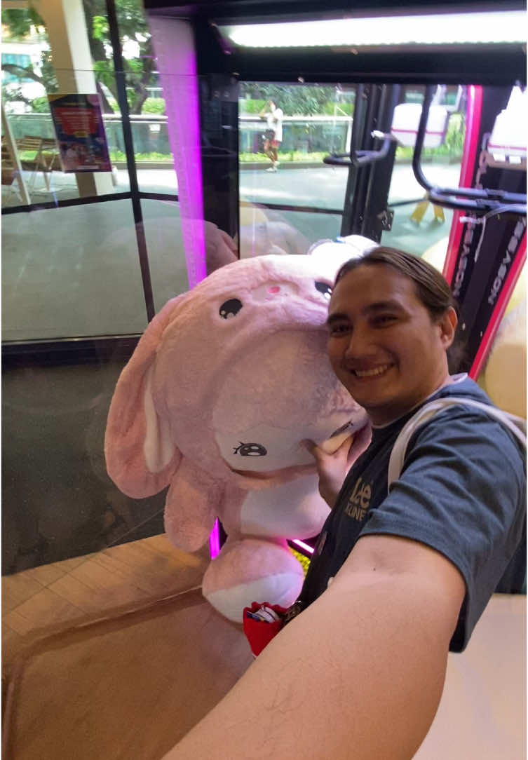 First time ko makakuha sa ganitong machine omg! Super laki haha #claw #clawmachine #clawmachinewin #clawmachines #arcade #crane #cranegame #shorts #reels #tomsworld #quantum #timezone #viral 