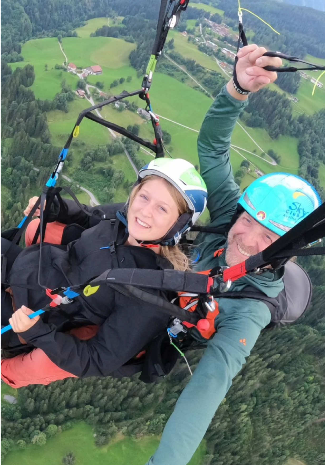 Leos erster Flug🪂sie war so aufgeregt 😍😎Gänsehaut pur 😃würdet ihr das auch machen oder habt ihr es schon mal gemacht? Wie war’s?#leo #traum #lebedeinentraum #paragliding #berge #fliegen #frei #freisein #luft #heuwinkels #liebe #österreich #unterhaltung #happy #glücklich #Love #dankbar 
