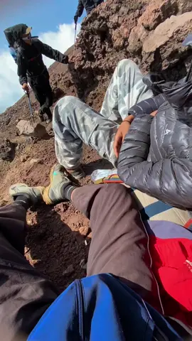 apakah ini yang dinamakan tidur dengan gaya? #mountain #slamet #slametviabambangan #slametmountain #fyp #Hiking #fyppppppppppppppppppppppp #masukberanda #fouryou #xybca #4u #adventure #traveling #story #pendakigunung #viral_video #tranding 