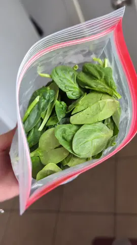 Prolonga la vida de tus espinacas... Colocándolas en una bolsa ziploc o en un frasco de conservas. Asegúrate de colocar una toalla de papel para absorber la humedad. Esto ayudará a conservar las espinacas durante más de una semana (aunque en mi caso, puedo conservarlas unas dos semanas). Yo les añado espinacas a mis huevos e incluso a mis frijoles con queso. Son buenas para la ingesta natural de hierro. #ansiebyebye #fyp #cocina #comidacasera #grocery #Budgeting 