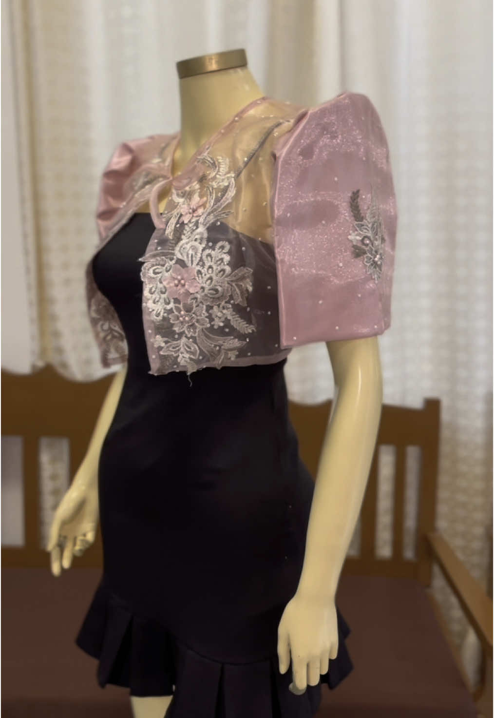 #filipina #filipinagirl #filipiniana #modernfilipiniana #filipinianadress #bolero #bolerofilipiniana 