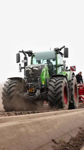 Justus im Kartoffelbusiness!🥔 (und versenkt den Hoflader) Das ganze Video könnt ihr euch auf meinem YouTube Kanal “AgrarNils” ansehen!🤓 @justuskauli ist Landwirt. Studiert hat er Agrartechnik in Triesdorf und sein Herz schlägt einfach für Landwirtschaft - vor allem für die Landtechnik. Denn Justus sitzt eigentlich zu jeder Zeit auf irgendeiner einer Maschine. Wir werden Justus heute einen Tag begleiten! Aber ob Justus alles unter Kontrolle hat? - Seht selbst! #fendt #kartoffeln #hoflader #landwirt #landwirtschaft #agrar #farming #traktor 