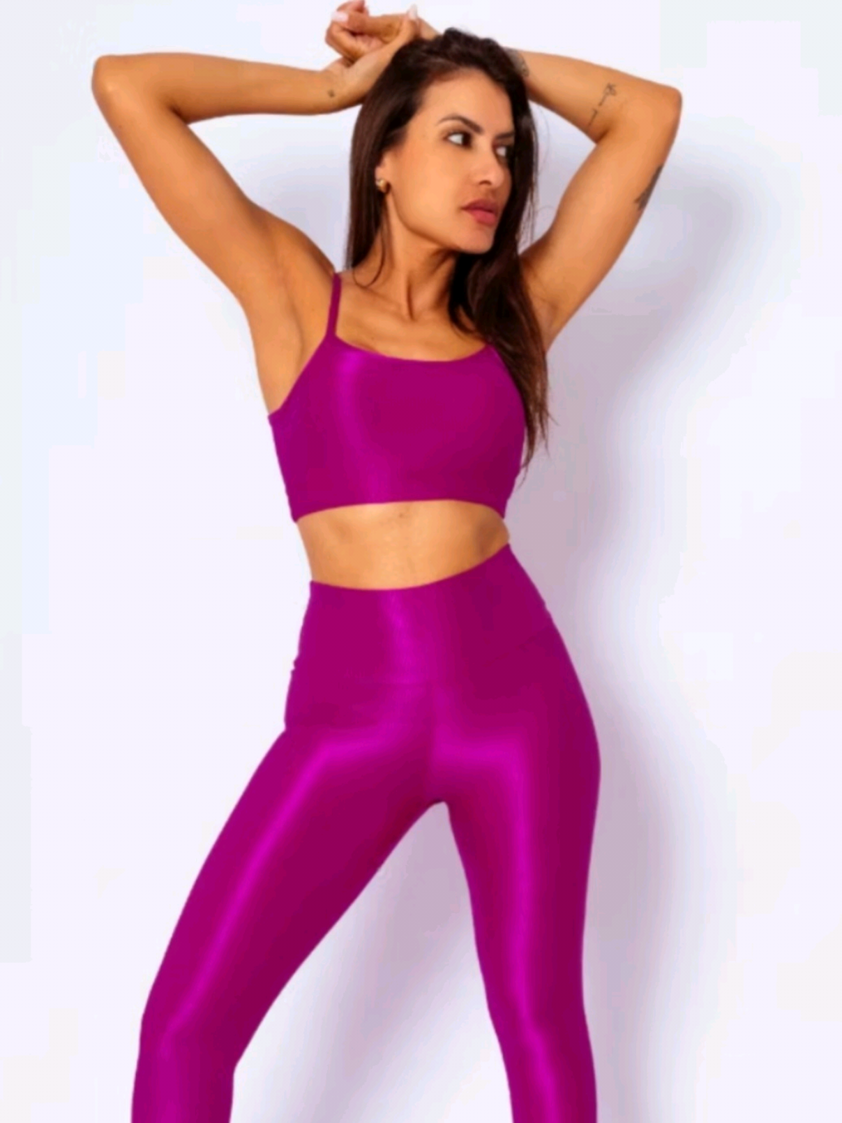 🔥 Conjunto Top + Legging Canelado – Brilho e Performance! 🔥 Código de busca na Shopee: AYT-XZY-YWY Se você busca um look poderoso para a academia ou para o dia a dia, esse conjunto é perfeito! Feito com poliamida premium, ele combina conforto, durabilidade e muito estilo! ✔ ZERO transparência e costura reforçada para total segurança ✔ Não pega pelos e não dá bolinhas – sempre impecável! ✔ Tecido macio e brilho incrível que valoriza suas curvas ✔ Não desbota, não encolhe e seca rápido ✔ Perfeito para crossfit, treinos ou até composições casuais 💥 Envio imediato! Se gostou, comenta 