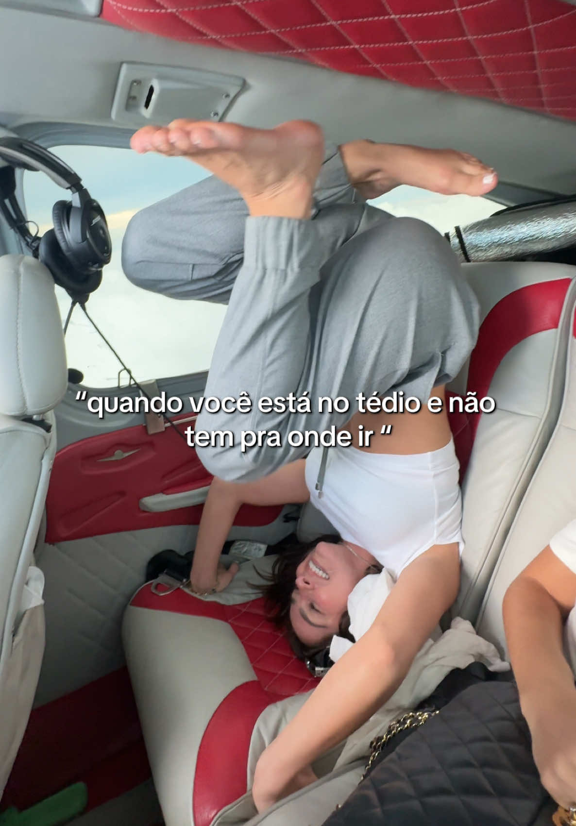 quando o tédio bate e você não tem pra onde ir ..  #gabimonkey #fy #fun #fyp #bananeira #jet 