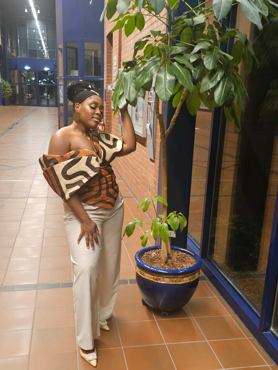 KUBA🌍 #afro  #styleinspo  #afrostyle  #designer  #designerclothes  #raphia  #palmtrees  #zaïre  #congo  #kongo  #kingdom  #kuba #velour  #kasai  #kitendi #mangbetu  #hairstyle  #afrohairstyle  #bustier  #tradition  #traditional  #fabric  #earrings #adinkra #adinkrasymbols 