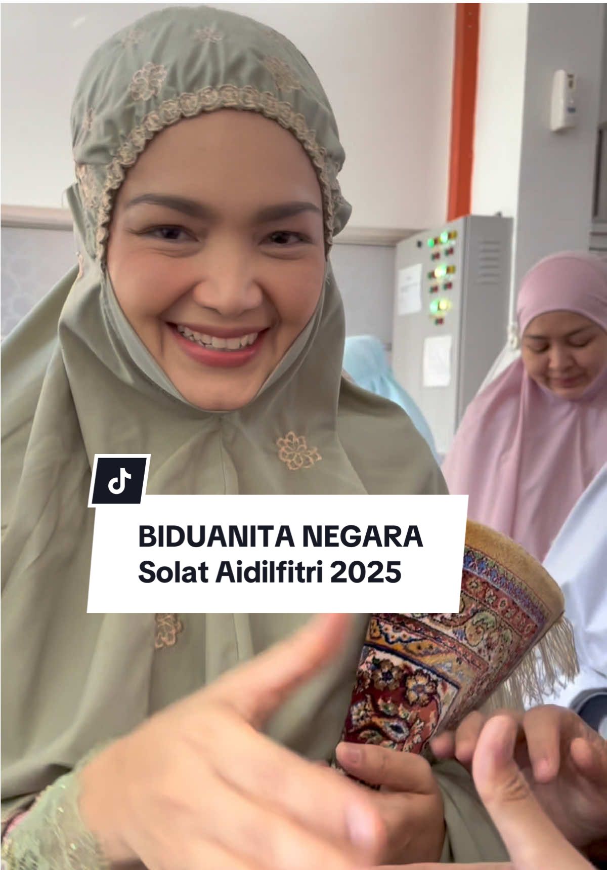 Suasana selepas Solat Aidilfitri 31 Mac 2025. Humble sangat Dato Sri Siti Nurhaliza @Siti Nurhaliza 🥹 Tenang je tengok Biduanita Negara kita ni sentiasa senyum manis. #Aidilfitri2025 #biduanitanegara #sitinurhaliza