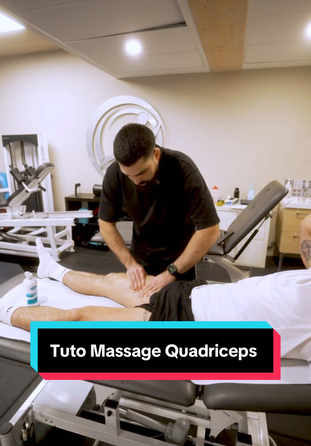 🔥 MASSAGE QUADRICEPS : DÉTENTE & RÉCUPÉRATION 🔥 Les quadriceps, c’est l’un des groupes musculaires les plus sollicités : squat, course, sauts… Ça chauffe vite et ça peut tirer fort, surtout après une grosse séance ou en reprise ! 💥 👉 Objectif du massage ? ✅ Détendre les tensions musculaires ✅ Améliorer la récupération après l’effort ✅ Favoriser la mobilité pour éviter les raideurs 🔹 Pressions glissées profondes pour bien relâcher le muscle 🔹 Frictions ciblées sur les zones de tension 🔹 Techniques myofasciales pour libérer les adhérences ⚠️ Un massage, c’est top, mais ça ne remplace pas une bonne routine de récupération et de renforcement ! Pense à bosser ta mobilité et à adapter ta charge d’entraînement 💪 💬 Toi aussi, t’as déjà senti tes quads en feu après une séance ? 🔥 #MassageQuadriceps #RécupérationMusculaire #KinéSport #PréventionBlessure #Training #Musculation #Mobilité #sebkinesport 