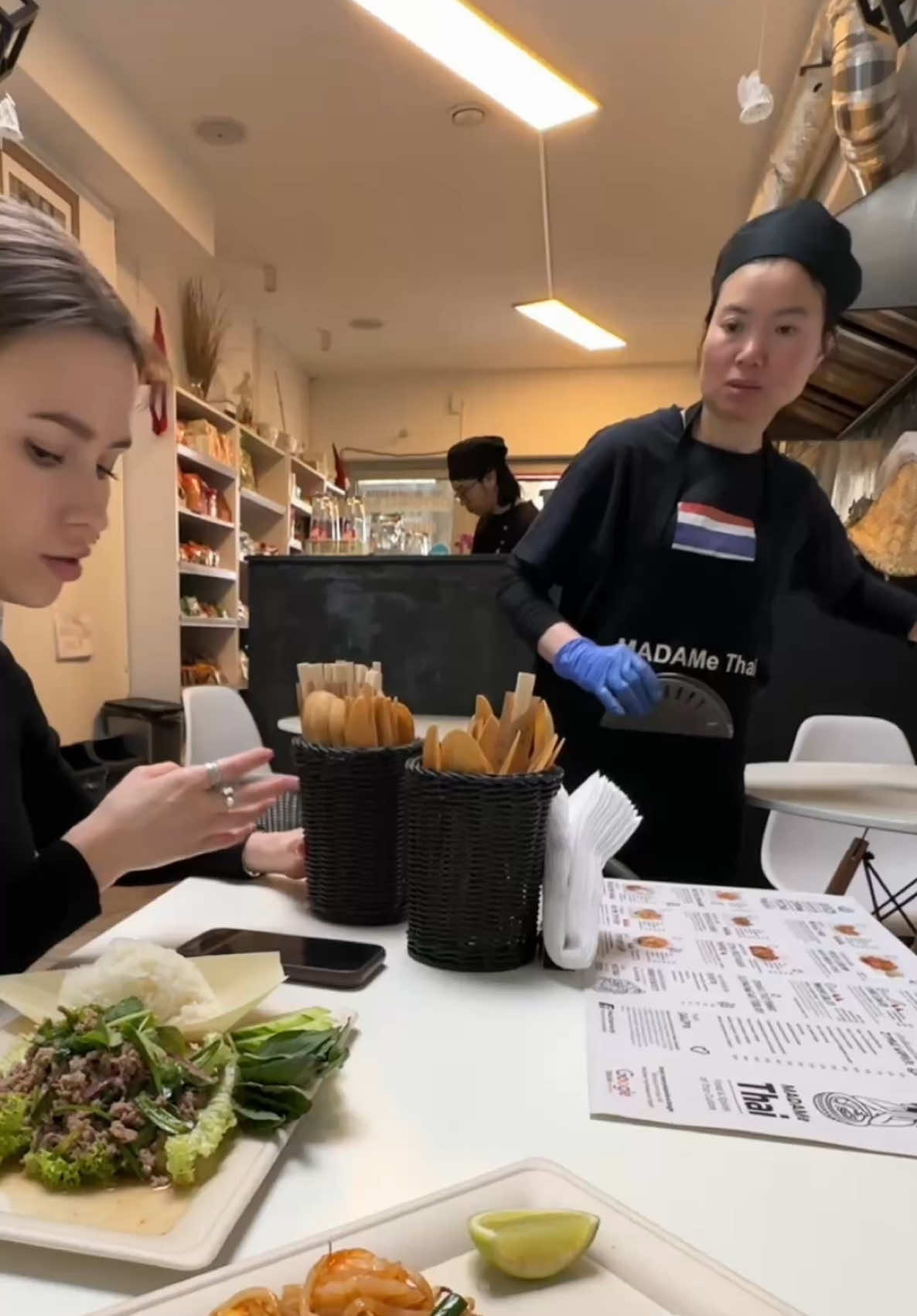 Odkryj smak prawdziwej Tajlandii w Madame Thai – małym, klimatycznym zakątku serca Warszawy!  📍al. Jana Pawła II 43A/lok. 25, Warszawa.  Autentyczne tajskie potrawy przygotowywane osobiście przez gospodynię, które przeniosą Cię wprost do Bangkoku. Każde danie to połączenie tradycji i pasji – idealne miejsce na niezapomnianą kulinarną przygodę! Czy jesteś gotowy spróbować prawdziwego smaku Tajlandii? #MadameThai #TajskaKuchnia #Warszawa #Bangkok #Foodie #KulinarnaPrzygoda #HiddenGem