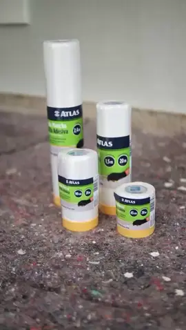 Quem nunca perdeu tempo limpando respingos de tinta onde não devia ou teve que refazer um trabalho porque a proteção não segurou direito? Agora, isso não é mais problema!  O Veda Mancha com Fita Adesiva AT2220 combina filme plástico eletrostático e fita crepe, garantindo proteção total para vidros, rodapés, portas e janelas. Fácil de aplicar, ele evita manchas, retrabalho e ainda sai sem deixar resíduos!
