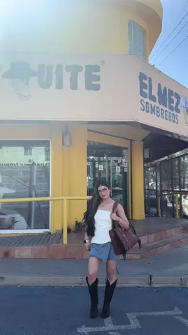 Acompáñame a El Mezquite, los mejores sombreros de Hermosillo, Sonora! 🌵🏜️@elmezquitesombrerosbrand ¡Muchas gracias por acompañarme en este bello recorrido como embajadora AGL de Magdalena! Próximamente se estará realizando una rifa de un bello sombrero, ¡estén atentos! #fyp #elmezquite #sombreros #expo #expogan #embajadora #magdalena #hermosillo 