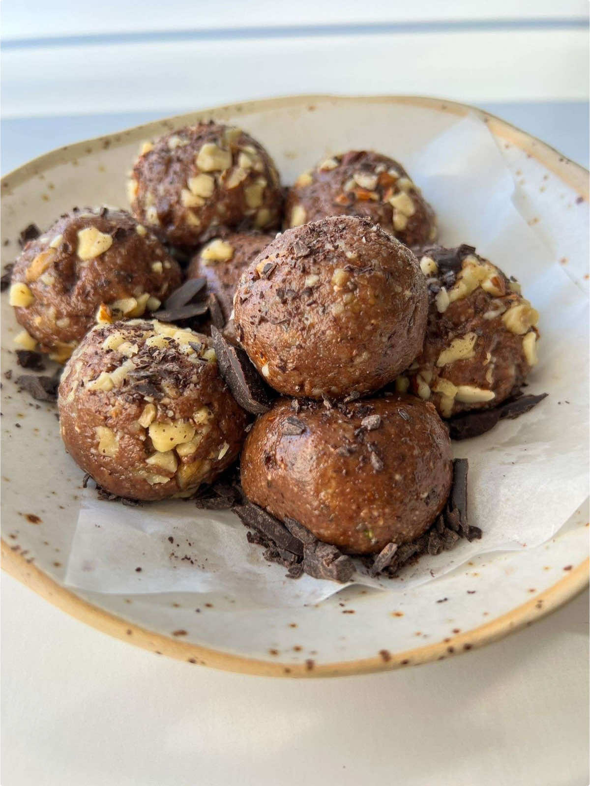 🍫 No-Bake Energy Bites to Satisfy Your Chocolate Cravings! 🤩 Wholesome, 5-minute recipe with healthy ingredients + no added sugar 🌟  #energybites #chocolate #healthysnacks https://themodernnonna.com/energy-bites-recipe/