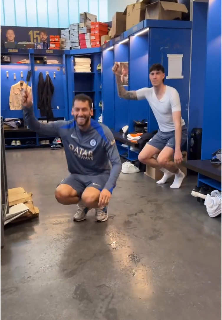 Aiuto, ma cosa fanno Calha e Basto? 😂⚫️🔵 #inter #dance #funny #bastoni #calhanoglu #perte #foryou #neiperte 