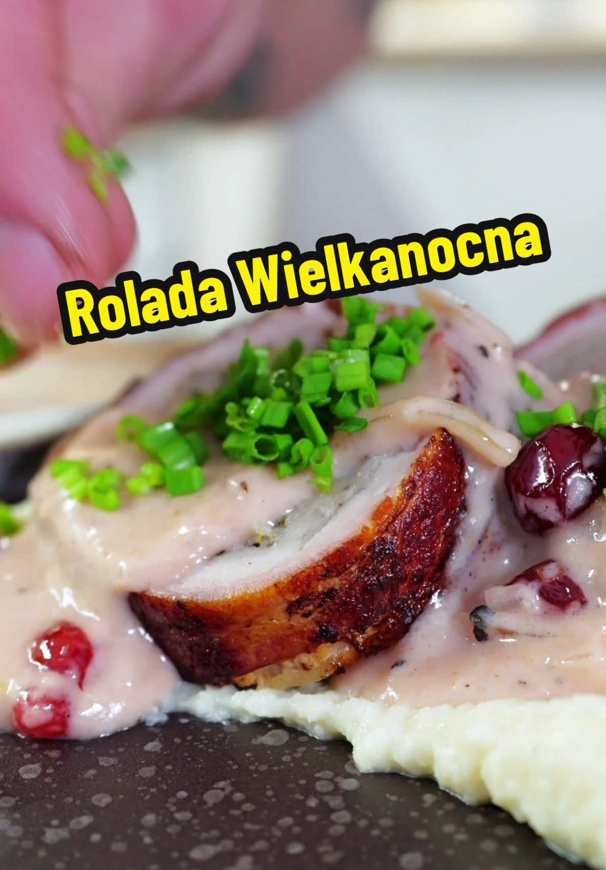 Początek ZabójczoPysznej kulinarnej serii którą stworzyliśmy razem z @Jedynak Gotuje i @bartoszkopica ! Nie zapomnij zostawić każdemu followa, żeby żadne dajie Cię nie oninęło 😍  Dziś wjeżdża danie na wypasie – polędwiczka owinięta w chrupiący bekon, nadziana białą kiełbasą i tymiankiem, do tego aksamitne puree z pietruszki i jabłka oraz kremowy sos chrzanowo-żurawinowy. Brzmi fancy? Może trochę, ale robi się to prościej niż myślisz! Efekt? Goście będą klaskać uszami!   **Składniki:**   ➡️ 1 polędwiczka wieprzowa   ➡️ 10 plastrów bekonu   ➡️ 2 białe kiełbasy surowe   ➡️ Tymianek, sól, pieprz   piekarnik 180 st termoobieg - ok 30min (temperatura w środku po odpoczynku musi wynosić min 72 st:)) **Sos chrzanowo-żurawinowy:**   ➡️ 1 cebula, 3 ząbki czosnku   ➡️ 2 łyżki chrzanu, 2 łyżeczki żurawiny   ➡️ 200 ml śmietanki 30%   ➡️ Sól, pieprz   **Puree z białej pietruszki:**   ➡️ 4 białe pietruszki, 1 jabłko   ➡️ 500 ml mleka, 100 g masła   ➡️ Sól, pieprz   Tyle dobrego na jednym talerzu – no nie da się oprzeć! Kto wpada na degustację? 😏 #kuchnia #gotowanie #jedzenie #pyszne #zabójczopyszne #jedynakgotuje #facetwkuchnii #jedzinko #kooperacja