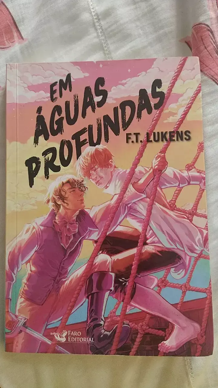 No livro Em Águas Profundas, F.T. Lukens nos apresenta Tal, um jovem príncipe de 16 anos. Esses 16 anos foram passados escondido no castelo da família por ter poderes especiais, assim como seu avô, um mago poderoso e temido por todo o reino de Harth. A história começa quando Tal parte em uma viagem de maioridade com seu irmão mais velho, Garrett, e sua guarda-costas, Shay. O plano era navegar por águas misteriosas antes que o jovem príncipe assumisse suas responsabilidades. Em determinado momento, eles encontram um navio queimado. O fogo já havia sido apagado, e a tripulação não estava mais a bordo, exceto por Athlen, um prisioneiro. Garrett faz um breve interrogatório com o prisioneiro e o deixa sob os cuidados de Tal. Logo, os dois estabelecem uma conexão incrível. Athlen convence Tal a soltá-lo, dizendo que contaria tudo sobre o navio em chamas, mas que precisava de água, comida, luz e ar fresco. No entanto, na primeira oportunidade, Athlen pula no mar e desaparece... Em Águas Profundas contém romance, magia, reis, piratas, seres mágicos e muita ação! F.T. Lukens escreve de forma tão leve que, até nos momentos mais tensos, conseguimos sorrir! Minha nota é 5/5 pela história e 10/10 por essa capa belíssima! #books #ftlukens #romancebooks #lgbt 