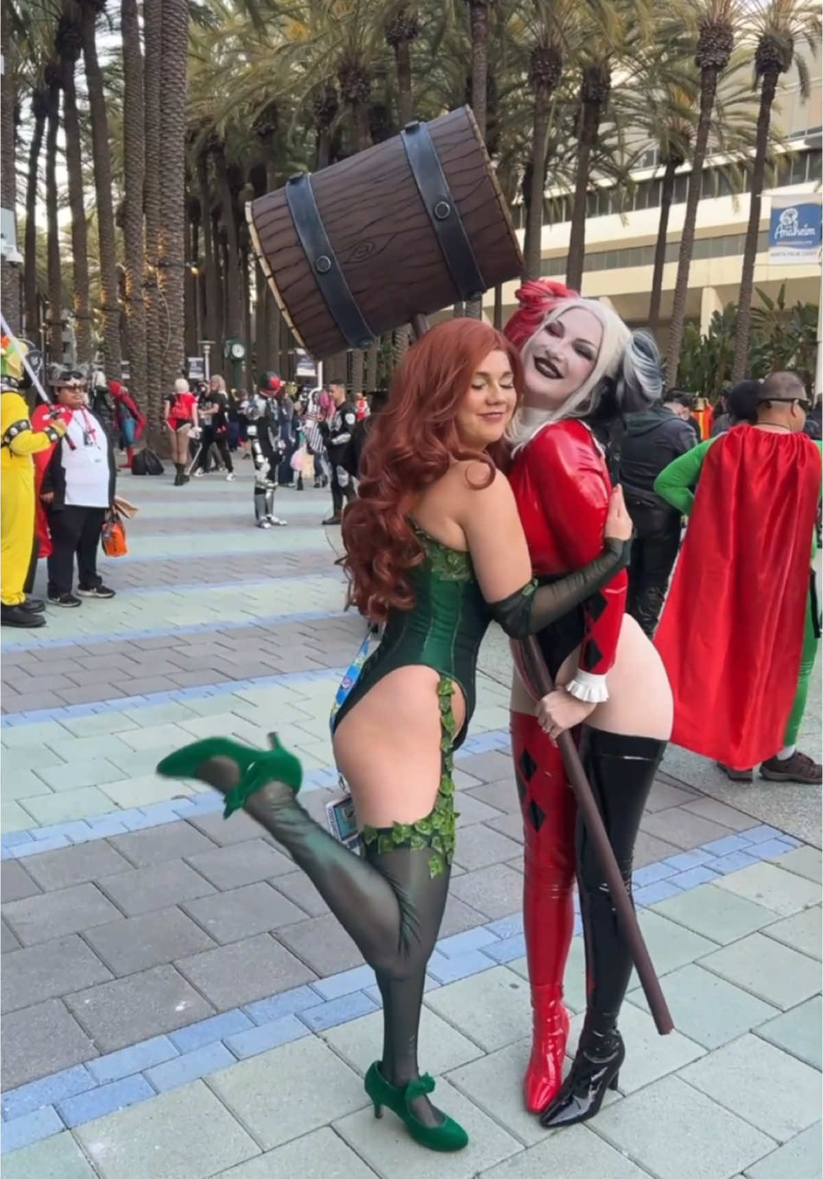 Got a lot of mallet boops in at Wondercon! @DareWearsofficial is the best Poison Ivy a girl could ask for!  #wondercon #cosplay #dccosplay #harleyquinn #poisonivy 