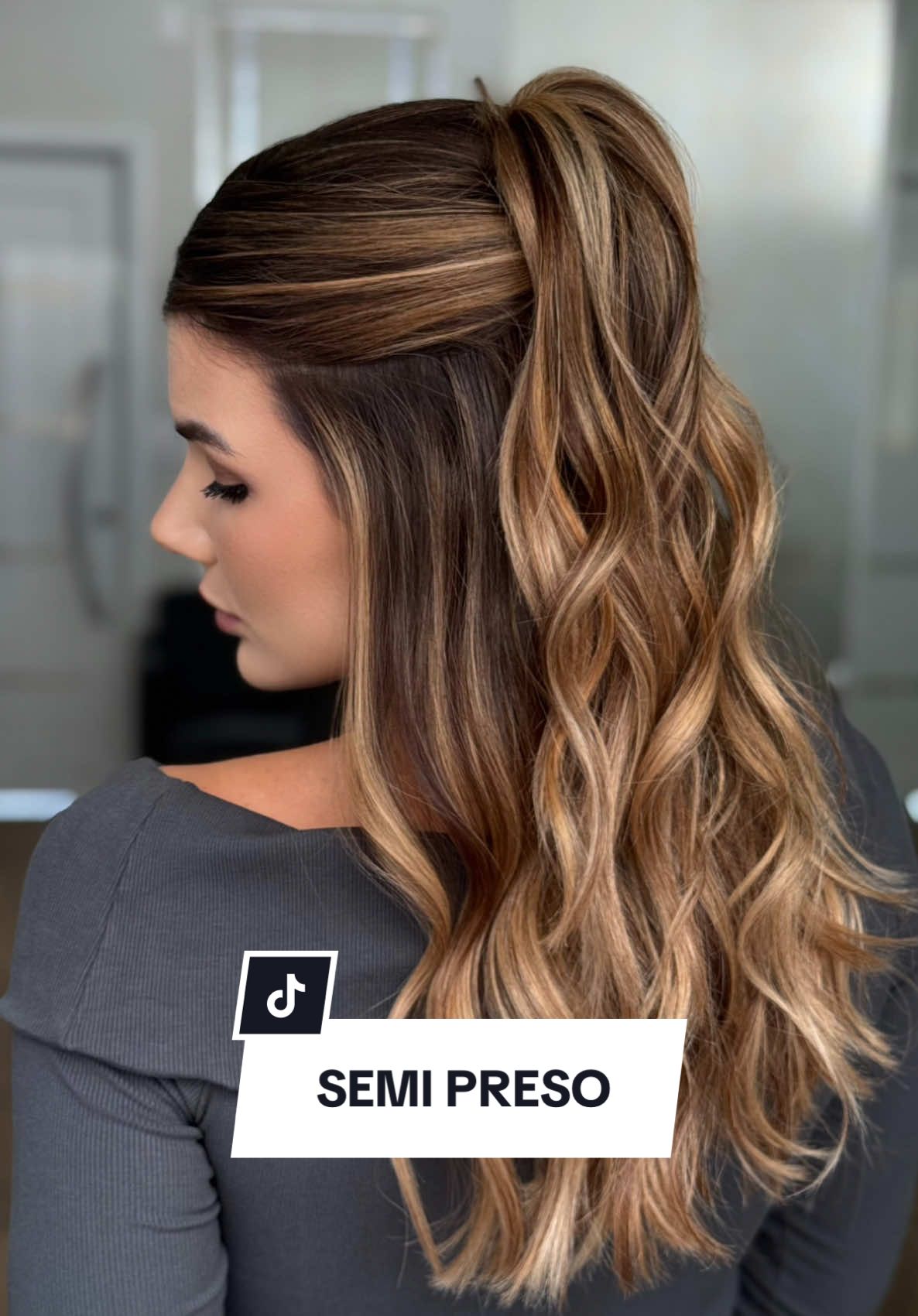 Penteado semi preso!  #penteado #penteados #penteadosfaceis #penteadosimples #cabelos #cabeleireirotiktok #salaodebeleza #salao 