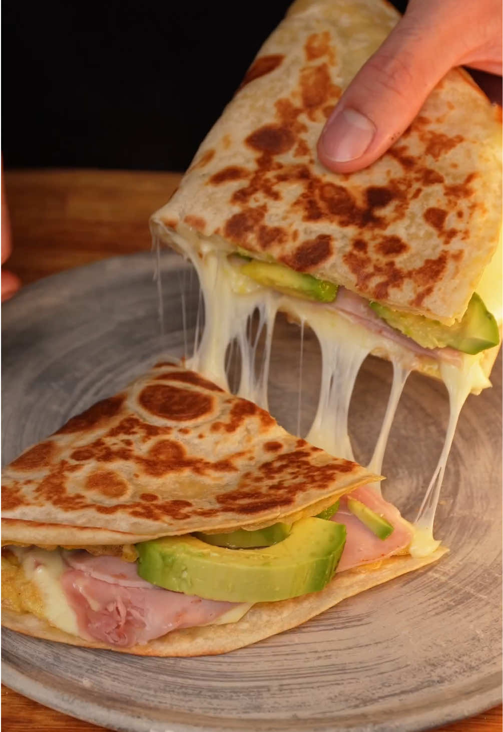 5 días 5 desayunos en 5 minutos 🥞 hoy día 2, una opción salada para los que no se quieren clavar una chocotorta de desayuno  Rápida, fácil, llenadora, alta en proteínas, para que no te vayas sin desayunar ni caigas en la tostada con manteca de siempre  Anímate a probarla y me contas!  Gaspi ✌🏻 #desayuno #recetasaludable #huevos #tortilla 